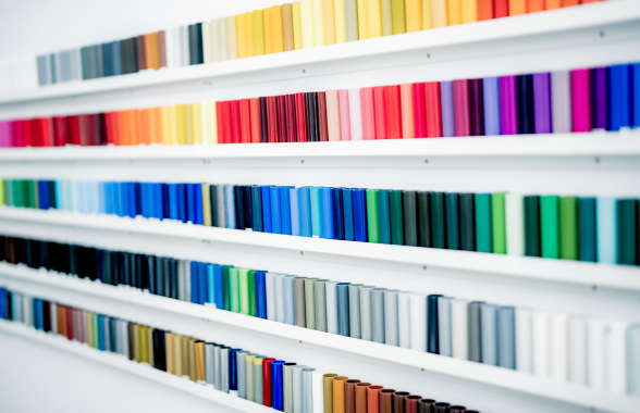 豊富なカラーバリエーション：実際の質感も確認できる膨⼤なサンプルから、納得の⼀⾊を選べます。